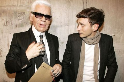 Hedi Slimane rất thân với Karl Lagerfled và trùng hợp thay, Karl cũng từng thân với chính Yves Saint Laurent sinh thời.