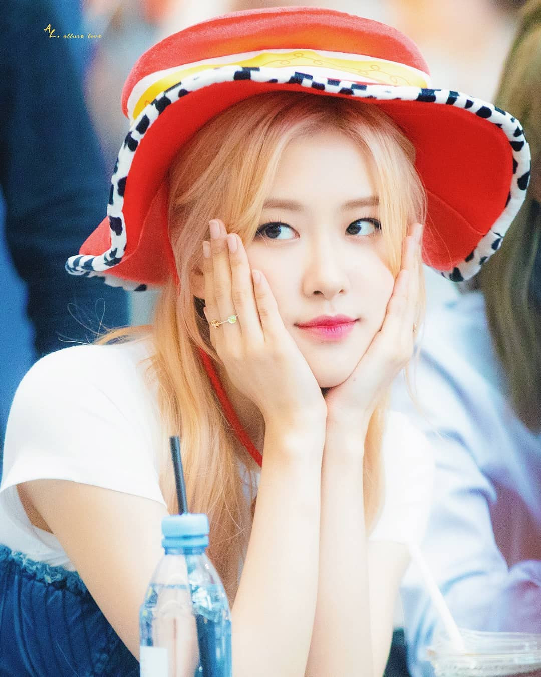 Chu trình chăm sóc da của Rosé chắc chắn không thể thiếu bước rửa mặt.