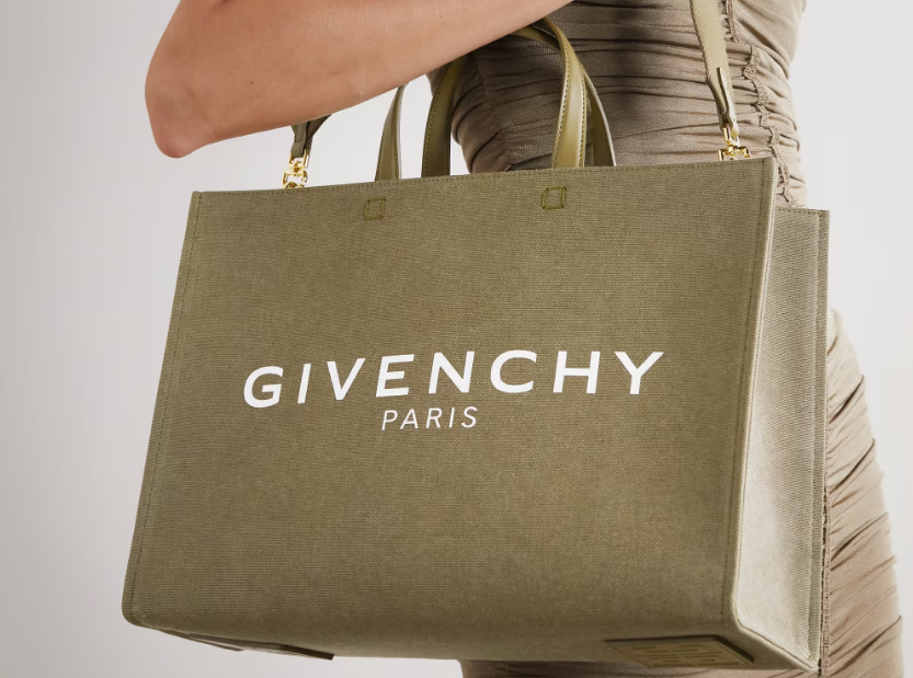 Trên sàn diễn mùa Thu Đông 2023, có thể thấy nhiều thương hiệu đã biến tấu túi xách concept công sở trở nên thời trang hơn, như Miu Miu, Givenchy, Bottega Veneta và Saint Laurent.