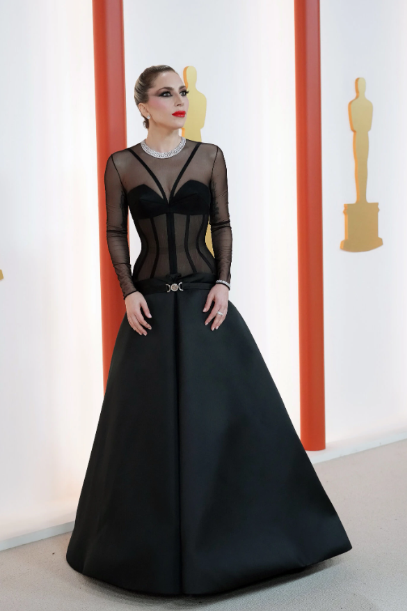 Chiếc váy rất sang trọng mà không kém phần quyến rũ của Lady Gaga vừa được ra mắt trong bộ sưu tập mới trên sàn diễn ở Los Angeles vào đêm thứ Năm trước lễ trao giải Oscar.