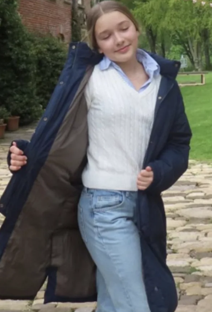 Cô bé theo đuổi phong cách đơn giản và tự nhiên. Chính điều này giúp Harper luôn nhận được những ánh nhìn thiện cảm từ công chúng.