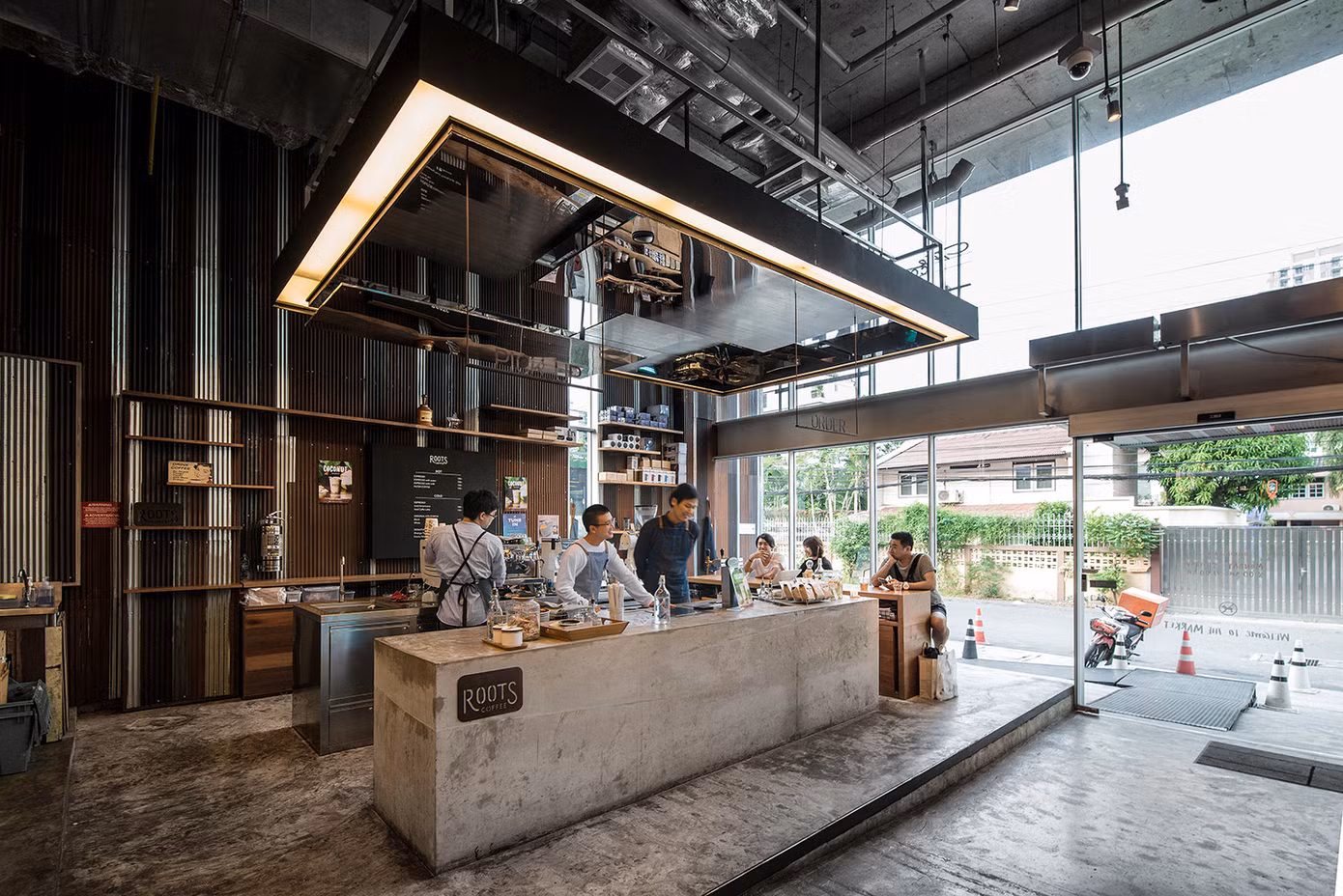 Muốn thử Roots thì không cần phải đi xa, các khu vực Thonglor, Sathon và Saladaeng đều có. Muốn thử Roots thì không cần phải đi xa, các khu vực Thonglor, Sathon và Saladaeng đều có.