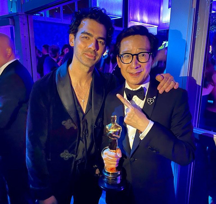 Tay cầm tượng vàng quyền lực nhưng vẫn pose kiểu ngón tay chỉ vào người nổi tiếng.