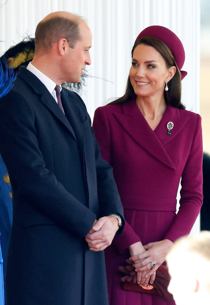 Công nương Kate Middleton trong sắc tím vương giả. Công nương Kate Middleton trong sắc tím vương giả.