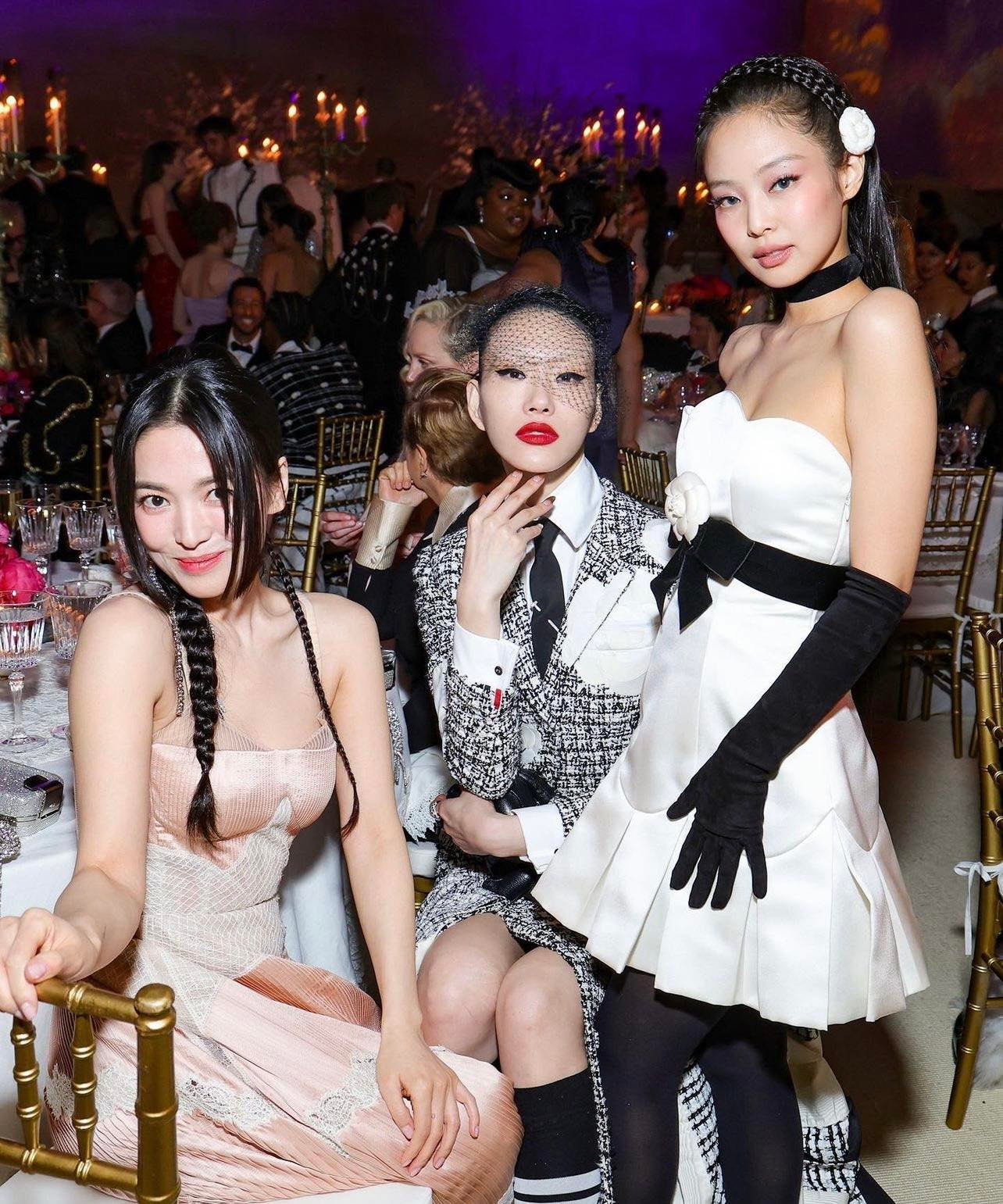 Nhưng ở đầu kia cán cân, làn sóng Hàn Quốc cho thấy sức mạnh của mình khi hội chị em chụp chung sẽ gây bão trên mạng xã hội như thế nào. Song Hye Kyo cùng Jennie Kim và siêu mẫu Sora là 3 đại diện Hàn Quốc hút truyền thông năm nay.