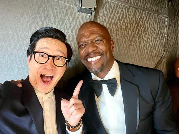 Chụp với Terry coi ai cười tươi hơn ai nè.