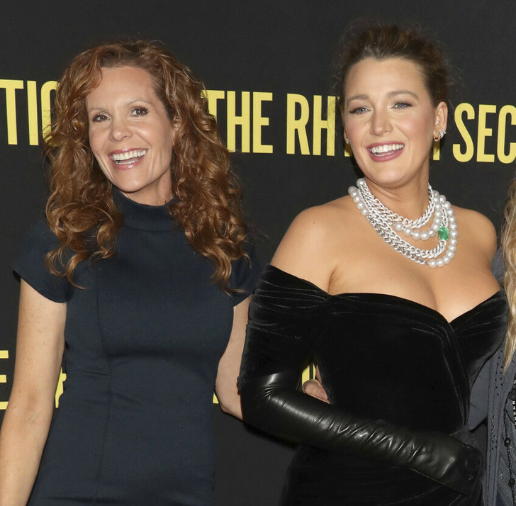 Blake Lively và Robyn Lively cách nhau 16 tuổi và là chị em cùng cha khác mẹ.