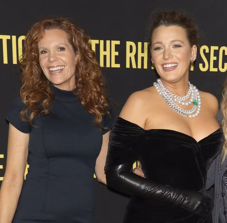Blake Lively và Robyn Lively cách nhau 16 tuổi và là chị em cùng cha khác mẹ.