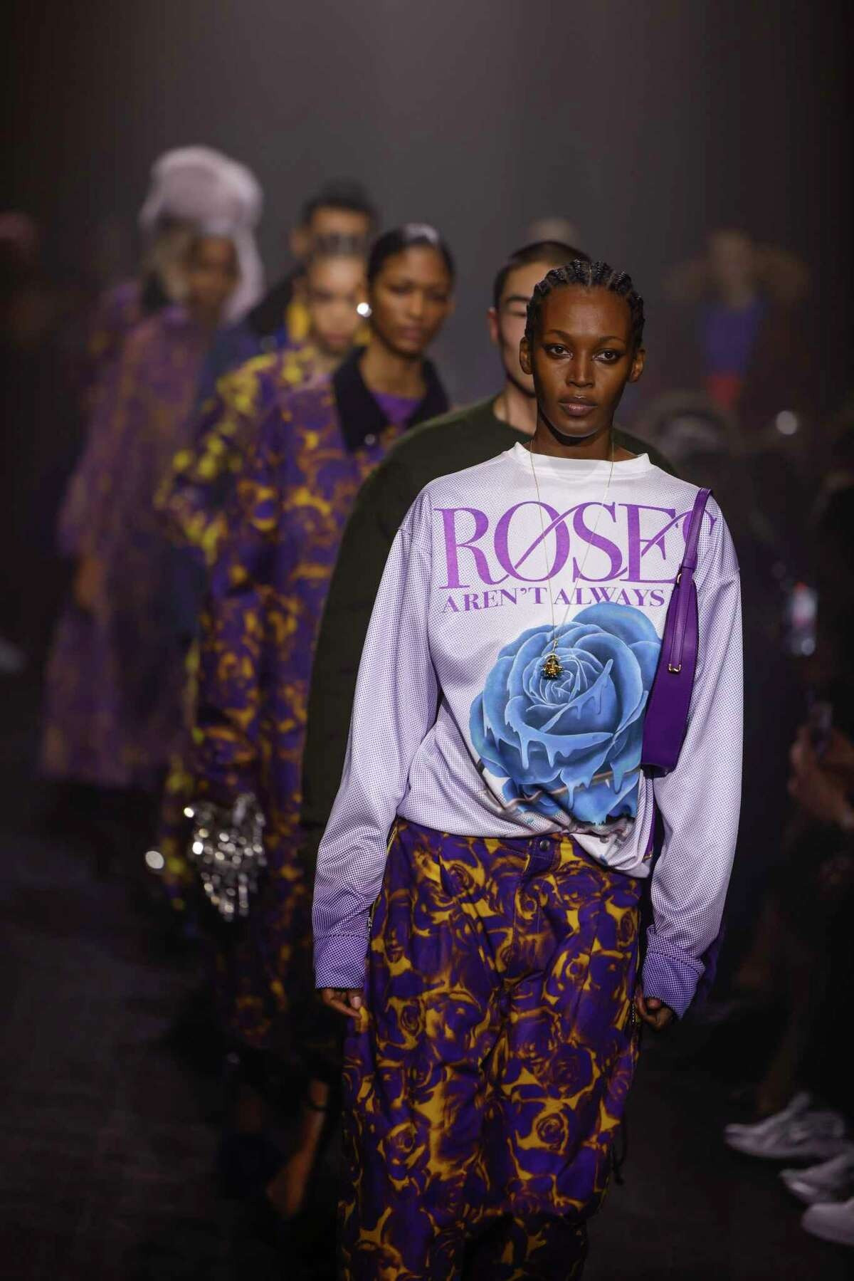 Màu sắc còn được Daniel sáng tạo vô cùng mới lạ ví dụ như hoa hồng xanh giống như những gì mà Daniel đã chia sẻ: Hoa hồng không nhất thiết phải đỏ. Màu sắc còn được Daniel sáng tạo vô cùng mới lạ ví dụ như hoa hồng xanh giống như những gì mà Daniel đã chia sẻ: Hoa hồng không nhất thiết phải đỏ.