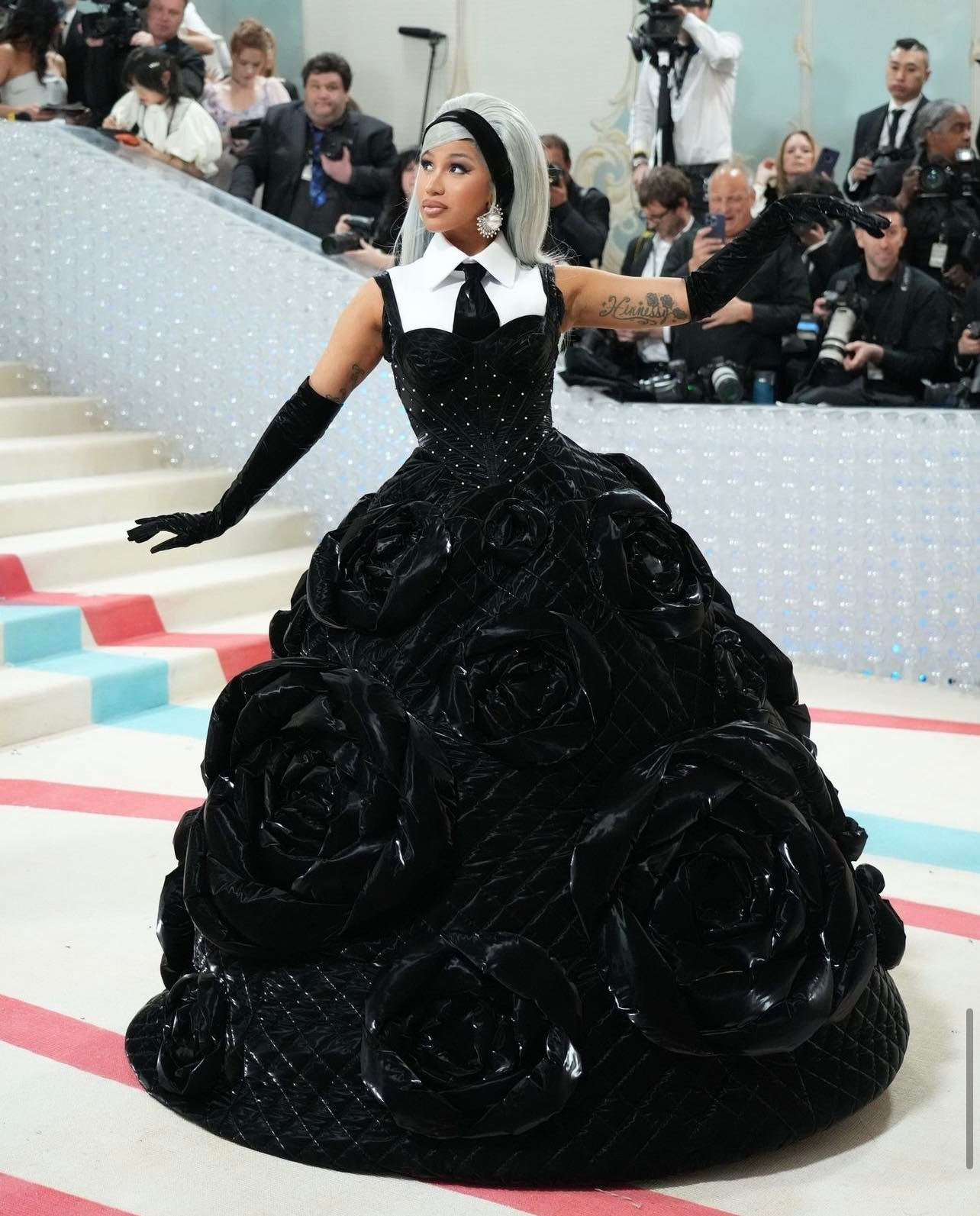 Cardi B như một tác phẩm nghệ thuật di động với bộ váy hoa tinh xảo.