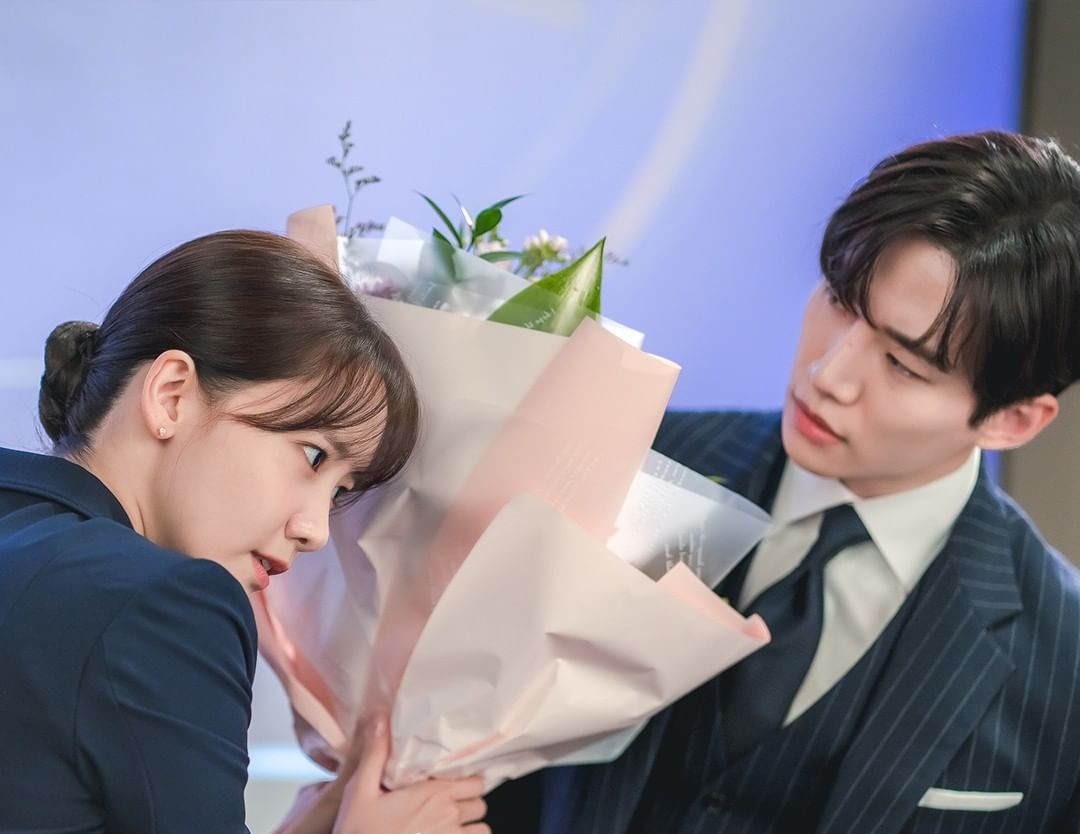 Người thích bạn sẽ gạt bỏ mọi vật chen giữa cả hai, ngược lại nếu crush luôn ôm giữ ba lô/ túi xách trước mặt khi nói chuyện với bạn, thì họ chưa muốn thân thiết. Người thích bạn sẽ gạt bỏ mọi vật chen giữa cả hai, ngược lại nếu crush luôn ôm giữ ba lô/ túi xách trước mặt khi nói chuyện với bạn, thì họ chưa muốn thân thiết.