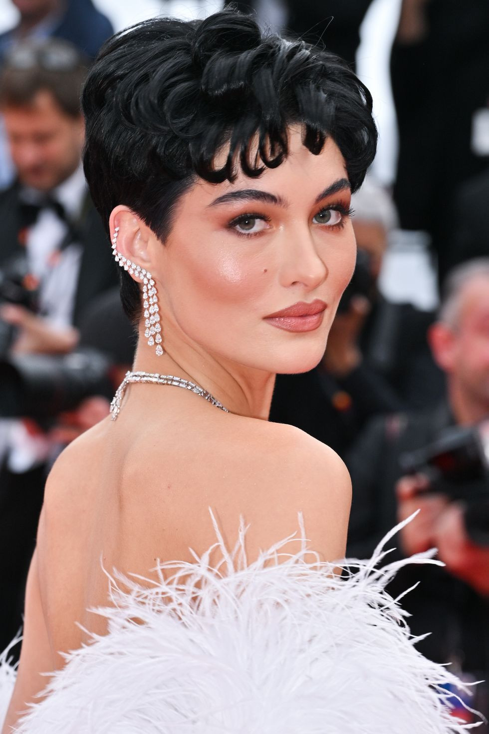 Kiểu tóc lẫn make-up look đậm style retro của Grace Elizabeth đều giúp cô toát lên một vẻ kiêu sa, sang trọng.