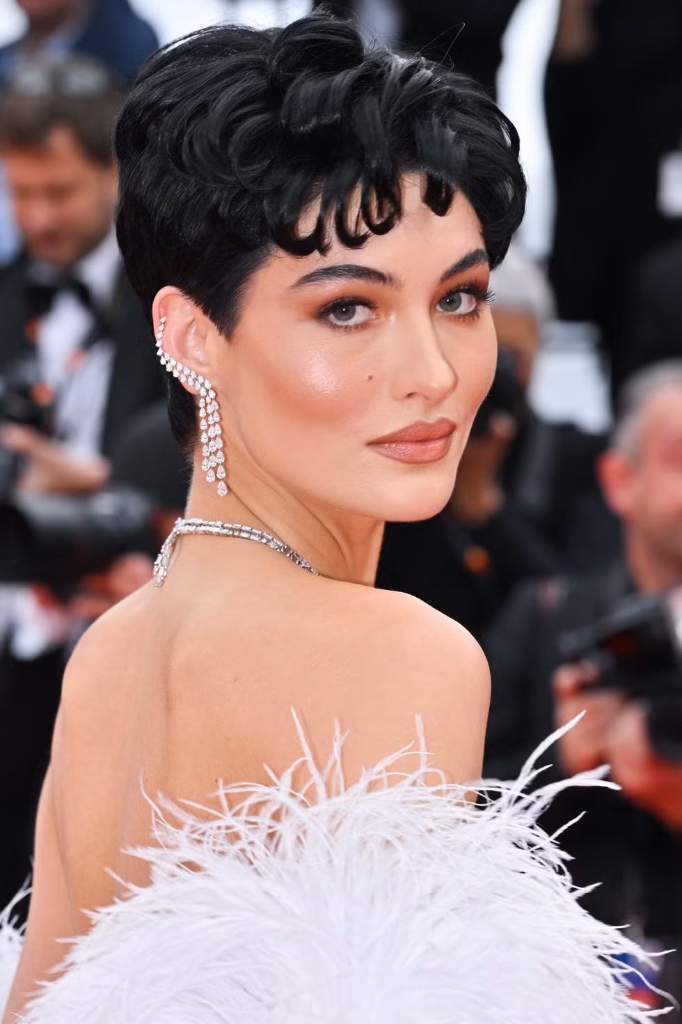 Kiểu tóc lẫn make-up look đậm style retro của Grace Elizabeth đều giúp cô toát lên một vẻ kiêu sa, sang trọng. Kiểu tóc lẫn make-up look đậm style retro của Grace Elizabeth đều giúp cô toát lên một vẻ kiêu sa, sang trọng.