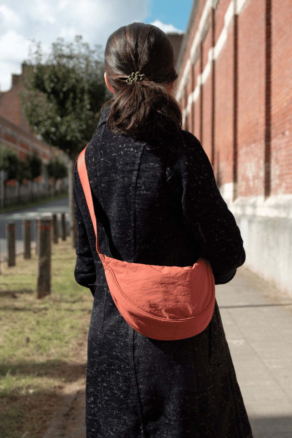 Sự đơn giản, chất liệu gọn nhẹ và có khả năng chống nước đã khiến chiếc túi Mini Shoulder Bag vô cùng có sức hút và tạo nên hứng thú thời trang cho mọi người.