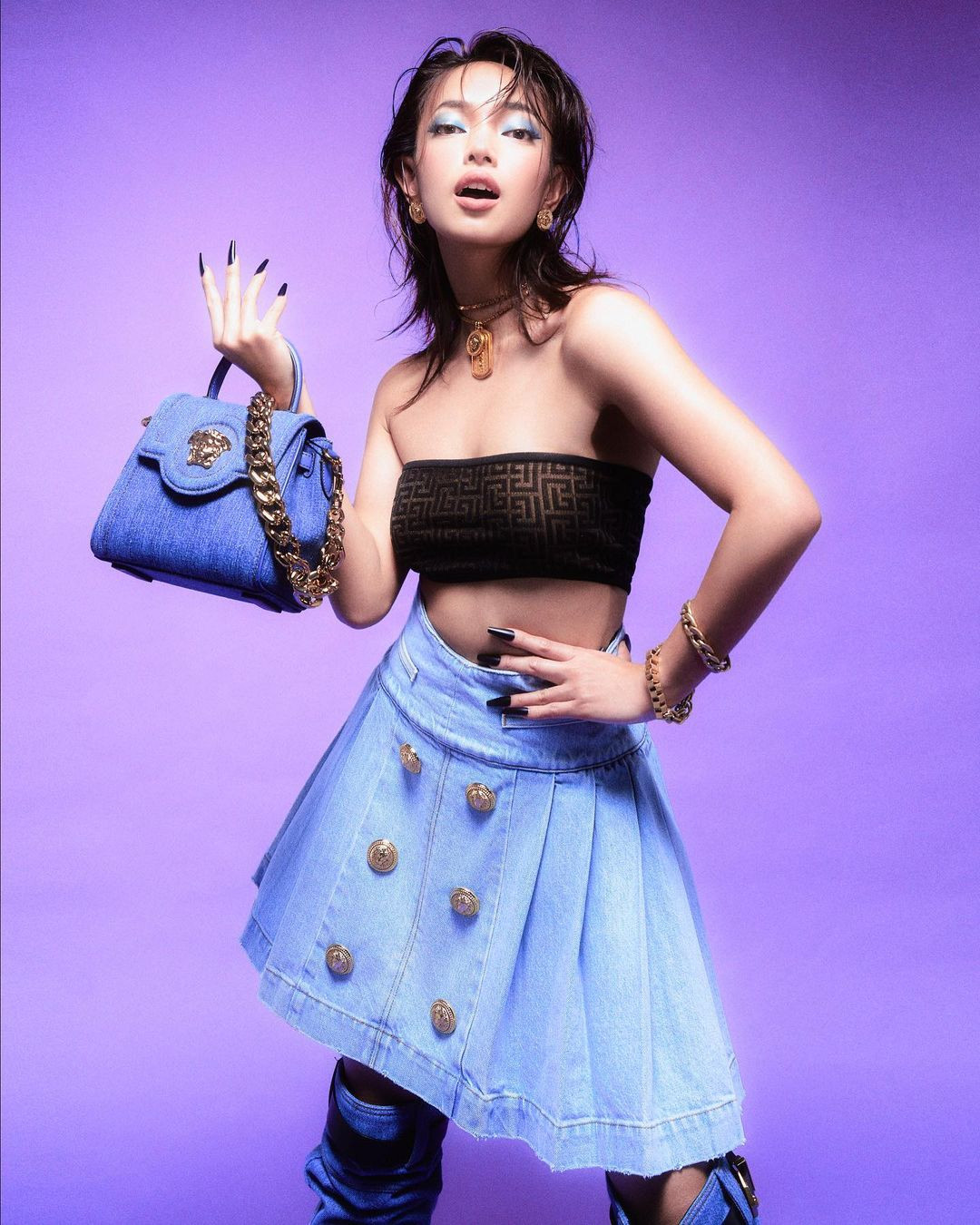 Châu Bùi cực slay với váy denim và áo ống của Versace.