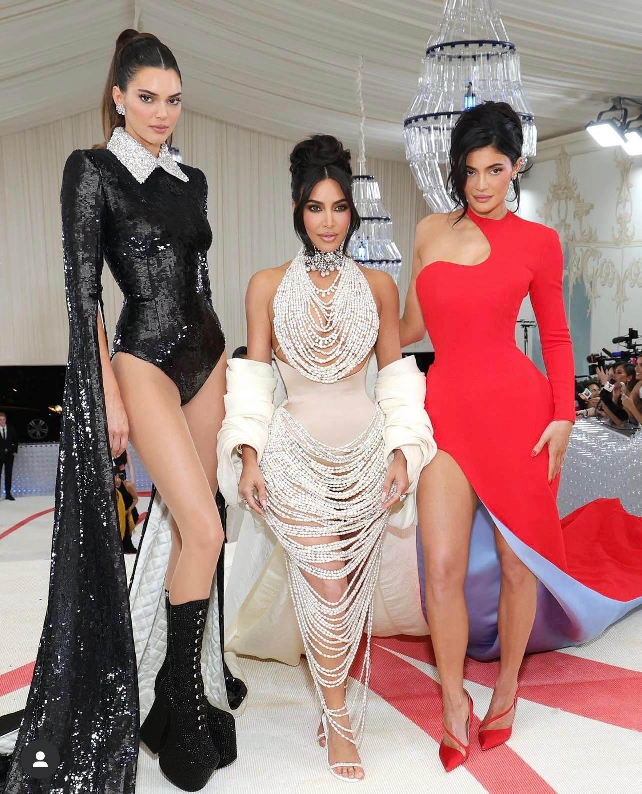 Năm nay, Kendall Jenner đã phải chịu sự cạnh tranh rất lớn vì quá nhiều ngôi sao đạt thành tựu lớn trong nghề nghiệp chuyên môn. Thế nhưng khi nhà Kardashian hợp sức lại như thế này trong một khung hình thì sợ gì không có chuyện để nói.