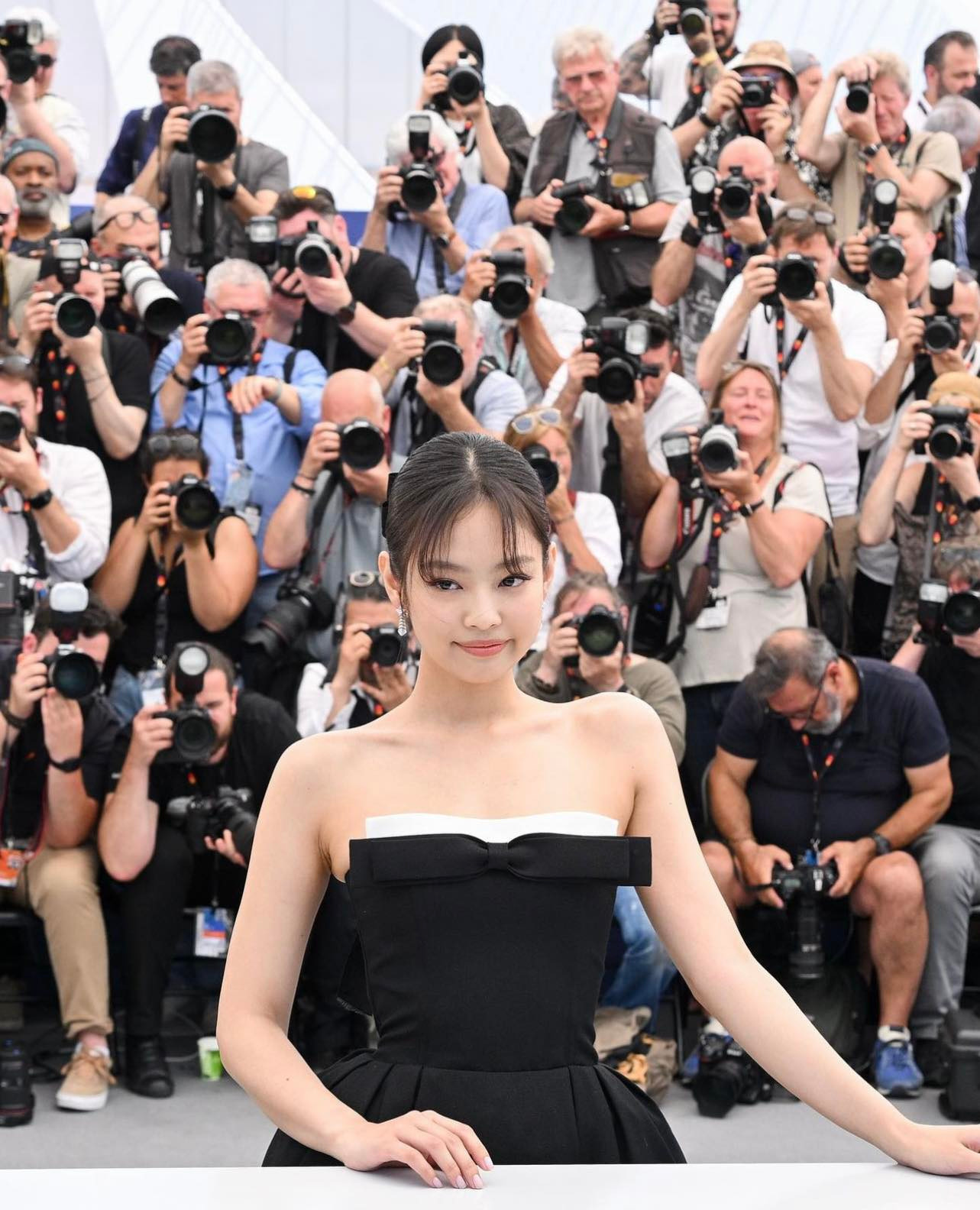 Kiểu tóc của Jennie tại LHP Cannes chính là yếu tố giúp cô nàng ghi điểm tuyệt đối. Kiểu tóc của Jennie tại LHP Cannes chính là yếu tố giúp cô nàng ghi điểm tuyệt đối.