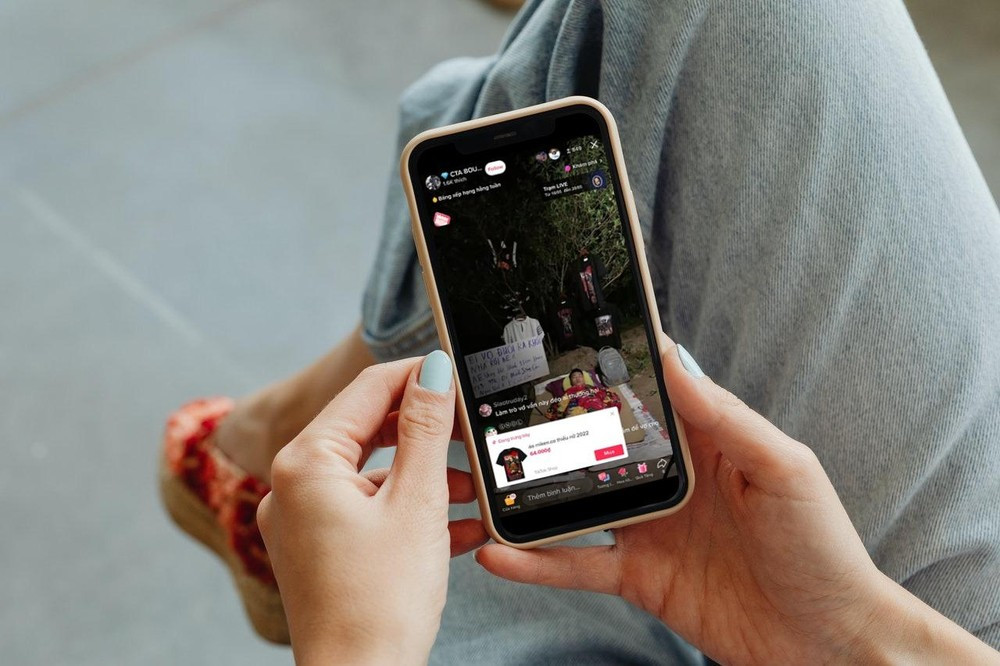 Người tiêu dùng hình thành thói quen mua sắm mới: Thấy ngay - mua liền những thứ đang được lan truyền trên mạng xã hội.