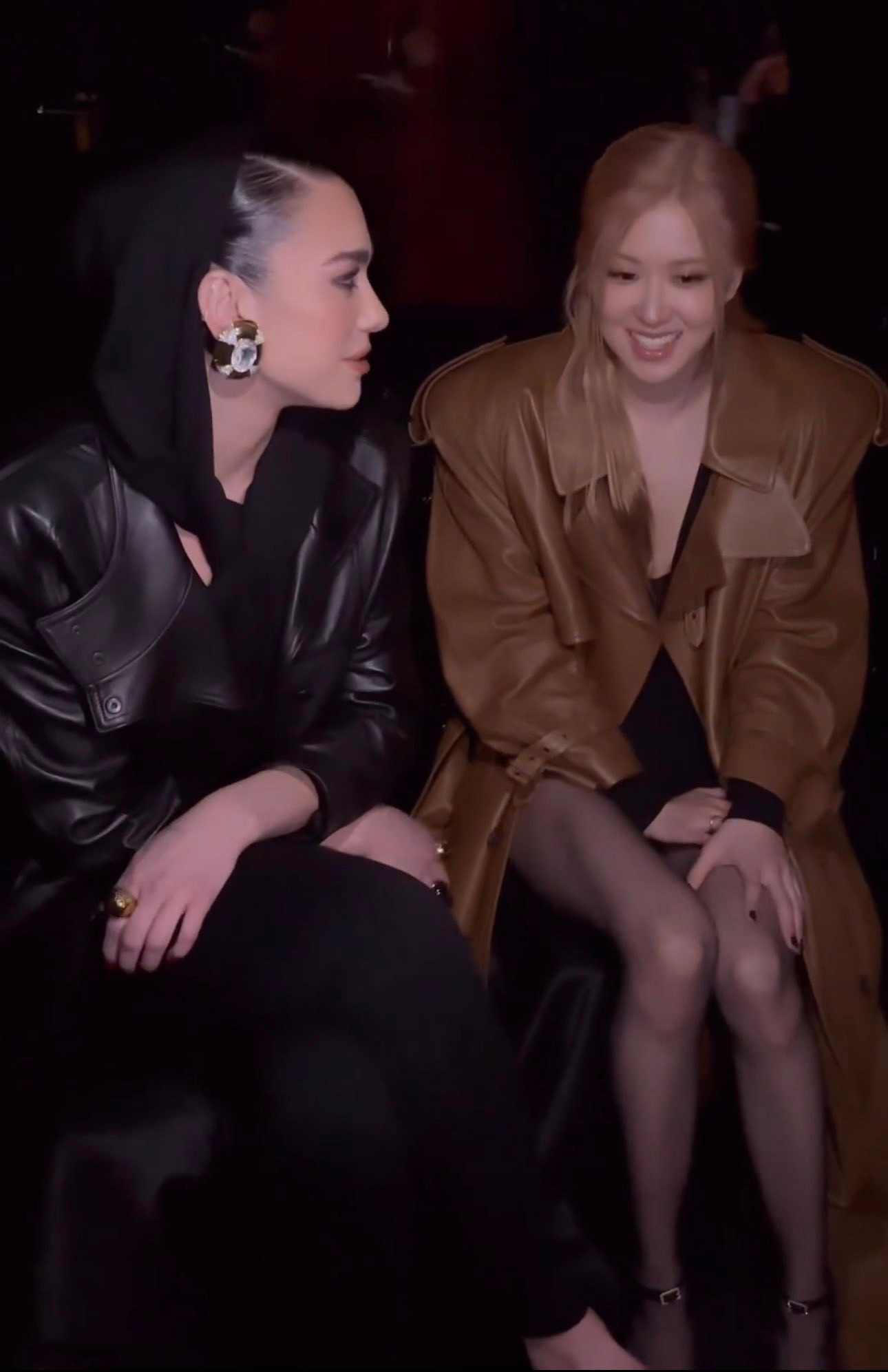 Rosé BLACKPINK cũng có màn đọ phong cách với nữ ca sĩ nhạc Pop Dua Lipa. Rosé BLACKPINK cũng có màn đọ phong cách với nữ ca sĩ nhạc Pop Dua Lipa.