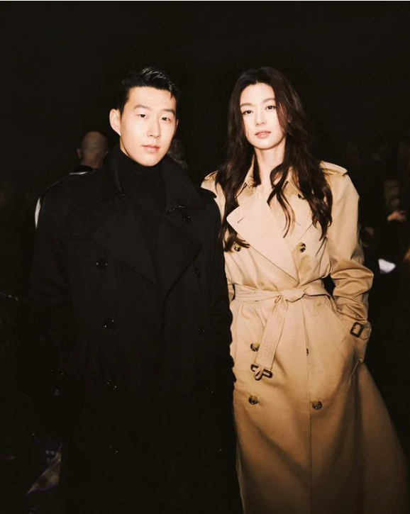 Son Heung Min và Jun Ji Hyun tại sự kiện. Son Heung Min và Jun Ji Hyun tại sự kiện.