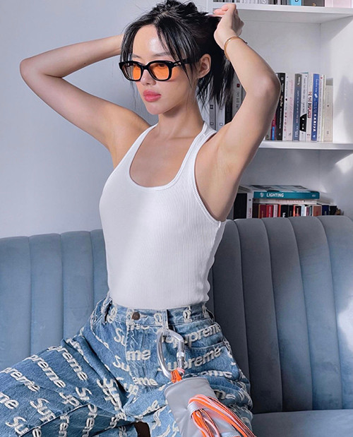Khánh Linh mặc tank top với quần jeans in chữ, trông set đồ này rất cá tính, khỏe khoắn.