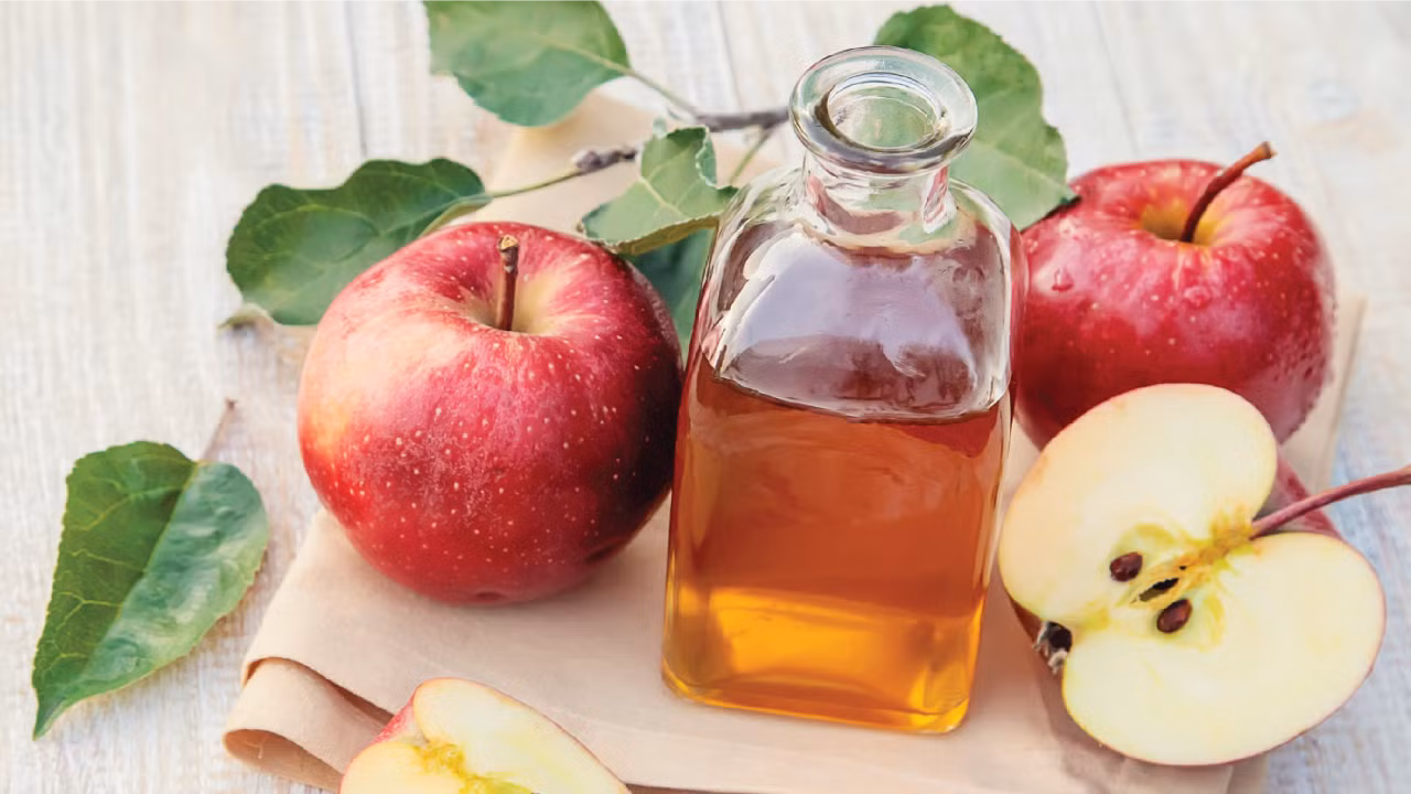 Giấm không chỉ là một giải pháp lành mạnh cho da khô mà nó có thể làm mềm những vết chai. Giấm không chỉ là một giải pháp lành mạnh cho da khô mà nó có thể làm mềm những vết chai.