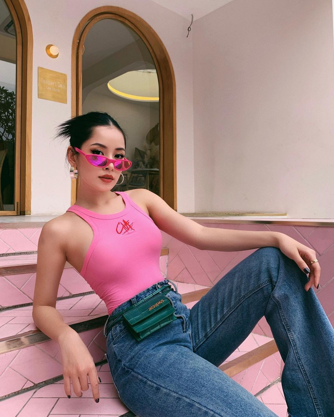 Tank top là món đồ dễ phối với nhiều loại trang phục, từ quần jeans, váy ngắn, áo khoác đến quần sóc và các kiểu phụ kiện.