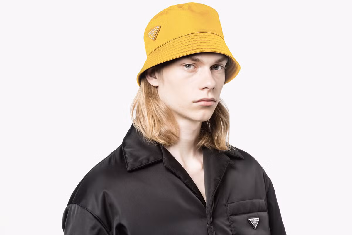 Gucci, Dior và Chanel đã lấn sân TikTok từ sớm, nhưng đến năm nay Prada mới là thương hiệu có được chút thành công trên nền tảng này với trend bucket hat. Gucci, Dior và Chanel đã lấn sân TikTok từ sớm, nhưng đến năm nay Prada mới là thương hiệu có được chút thành công trên nền tảng này với trend bucket hat.