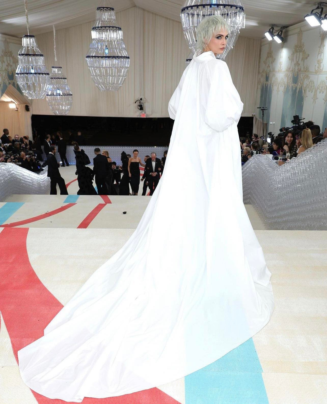 Làm nên được thần thái này, chỉ có thể là Cara Delevingne, người mà Karl rất tâm đắc vì sự nguyên bản của cô. Sang trọng, nổi loạn và đầy đam mê.