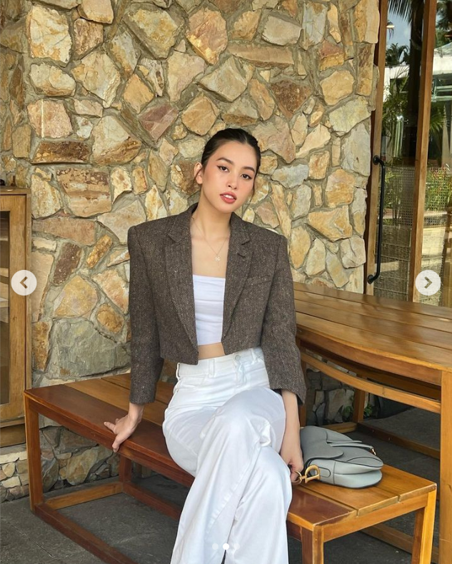 Hoa hậu Tiểu Vy thanh lịch khi phối blazer lửng với áo ống.