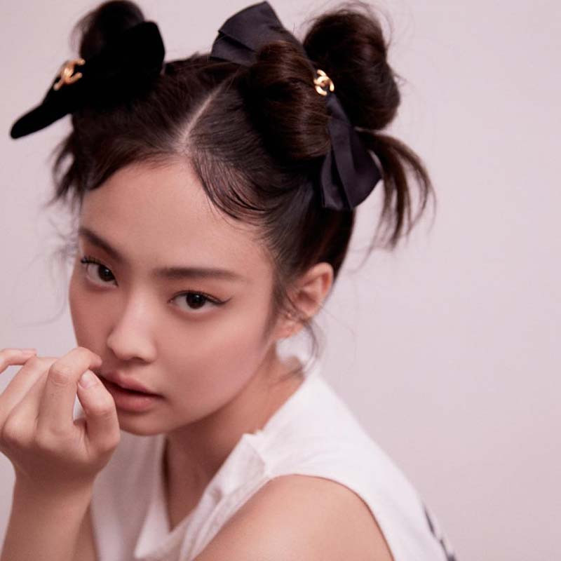Jennie kết hợp búi tóc hai bên với scrunchie nhung và đường kẻ mắt nhỏ doe-eyes. Jennie kết hợp búi tóc hai bên với scrunchie nhung và đường kẻ mắt nhỏ doe-eyes.