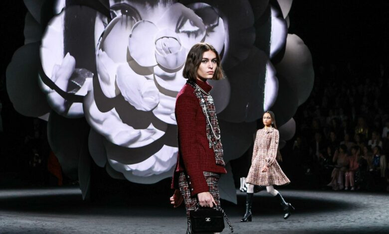 Và quả thật như vậy, lần này Chanel đã chọn nguồn cảm hứng Mod Chic thập niên 1960.