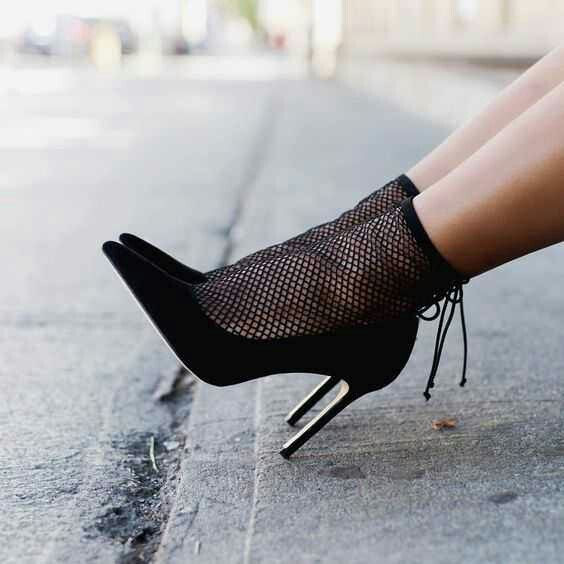 Nếu bạn không sở hữu đôi chân như người mẫu thì mọi kiểu giày buộc dây đều sẽ tố cáo khuyết điểm của bạn. Nếu bạn không sở hữu đôi chân như người mẫu thì mọi kiểu giày buộc dây đều sẽ tố cáo khuyết điểm của bạn.