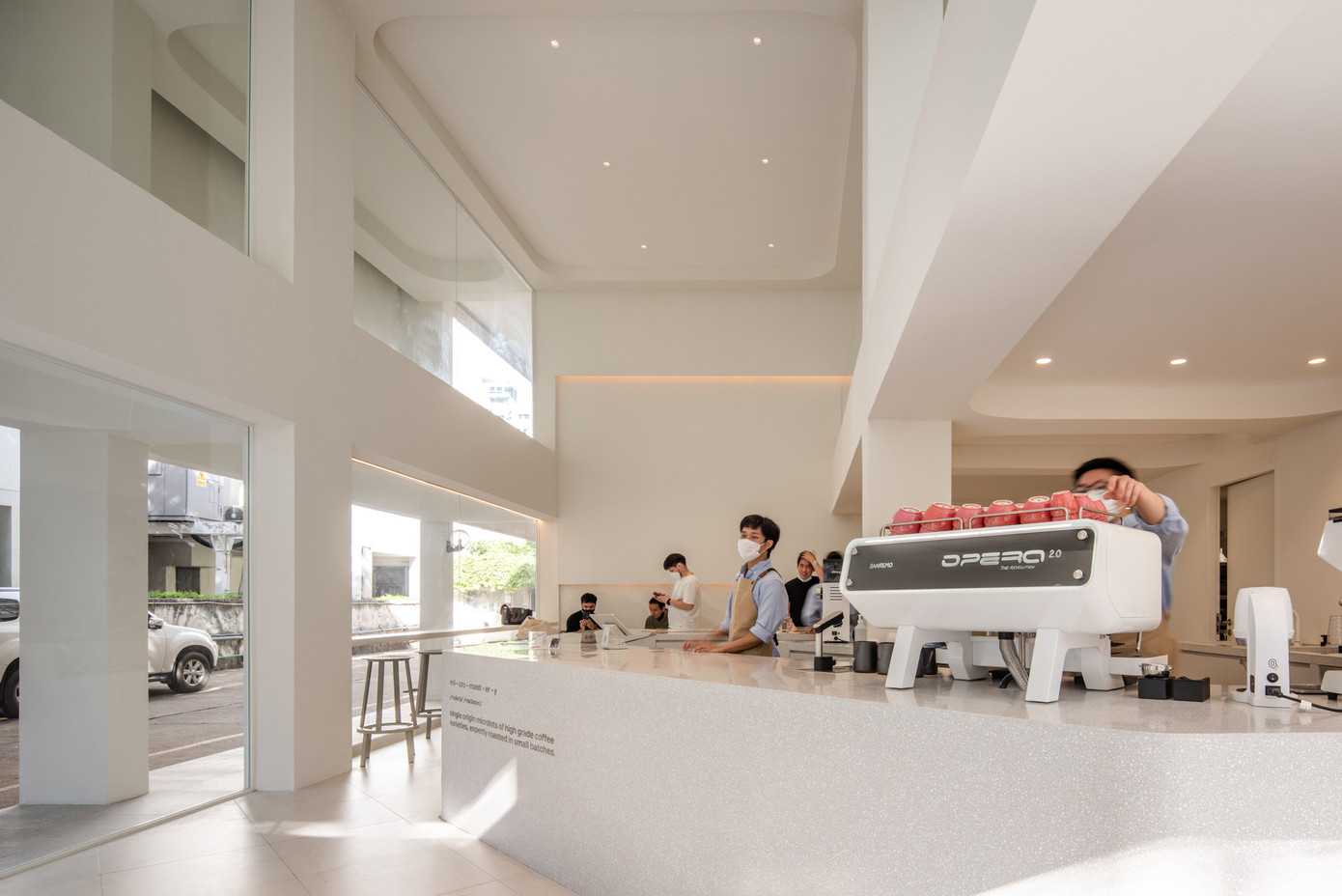 Quán nằm ở một góc yên tĩnh dọc theo con đường Sukhumvit nhộn nhịp. Quán nằm ở một góc yên tĩnh dọc theo con đường Sukhumvit nhộn nhịp.