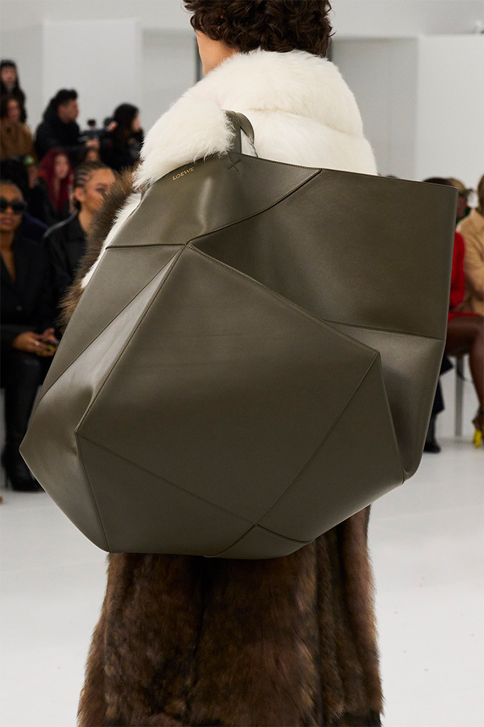 Túi mini và siêu mini đã có một bước lùi trên các sàn diễn và nhường sân lại cho big totes. Túi mini và siêu mini đã có một bước lùi trên các sàn diễn và nhường sân lại cho big totes.