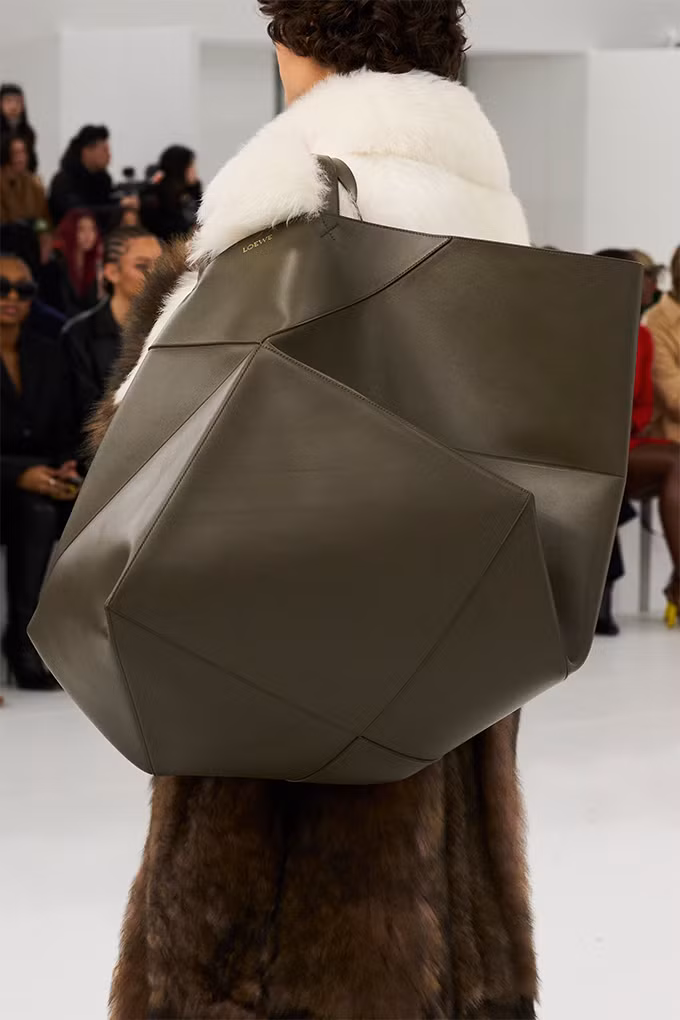 Túi mini và siêu mini đã có một bước lùi trên các sàn diễn và nhường sân lại cho big totes.