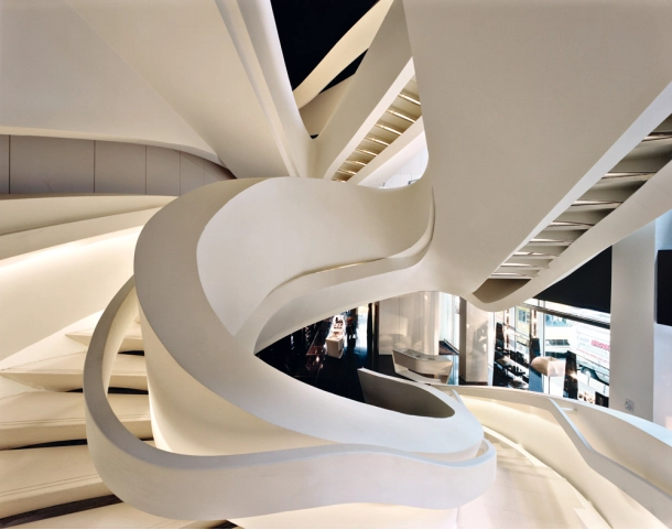 Thiết kế dạng hình học đơn giản thể hiện tính hiện đại nhưng vẫn mang dấu ấn điêu khắc.