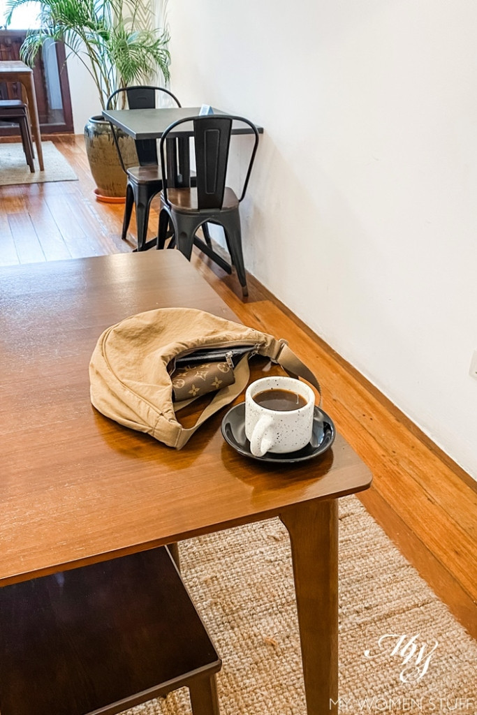 Túi nhỏ mà có võ, đựng được rất nhiều đồ chính là lợi thế.