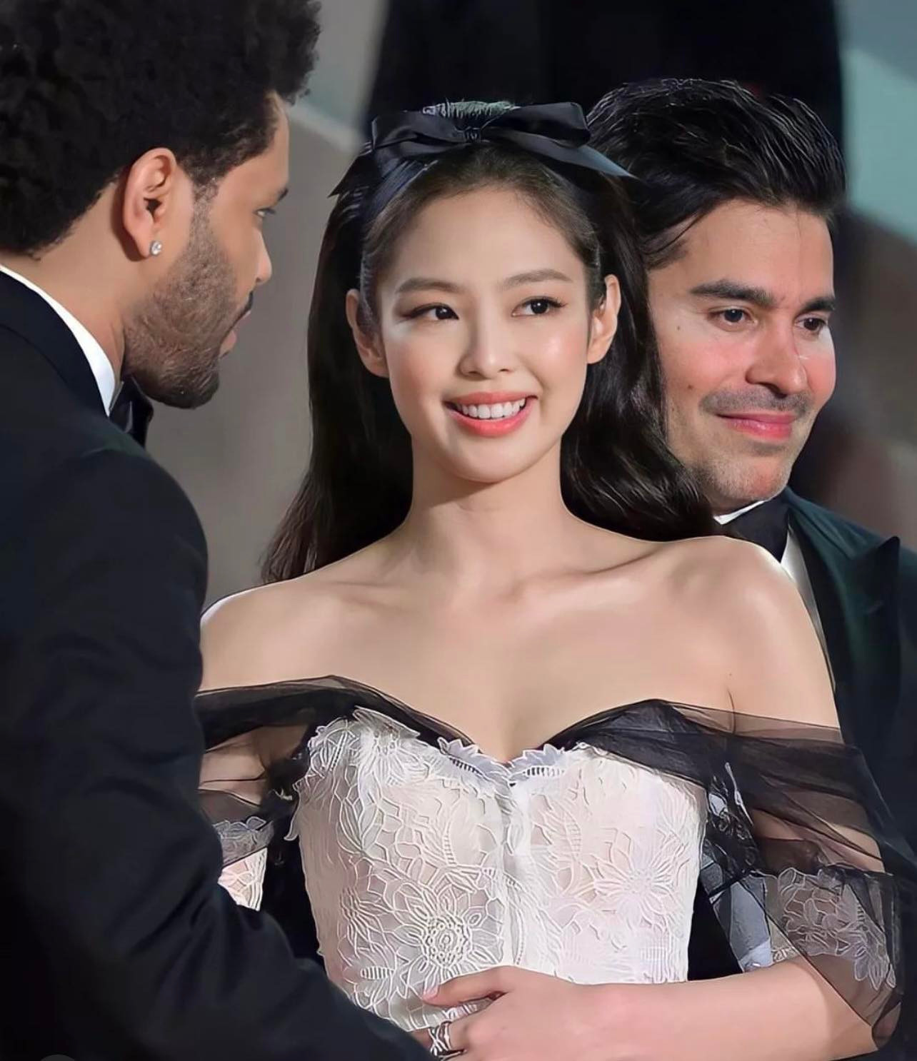 Và rồi 5 ngày sau Jennie sẽ lại bắt đầu chuyến lưu diễn tiếp theo của cô ấy, đến Bangkok. Và rồi 5 ngày sau Jennie sẽ lại bắt đầu chuyến lưu diễn tiếp theo của cô ấy, đến Bangkok.