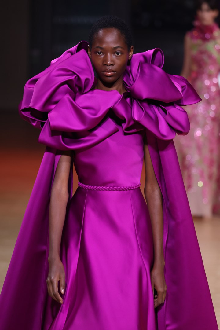 Elie Saab và nhiều nhà mốt cao cấp sử dụng Viva Magenta cho BST năm nay. Elie Saab và nhiều nhà mốt cao cấp sử dụng Viva Magenta cho BST năm nay.