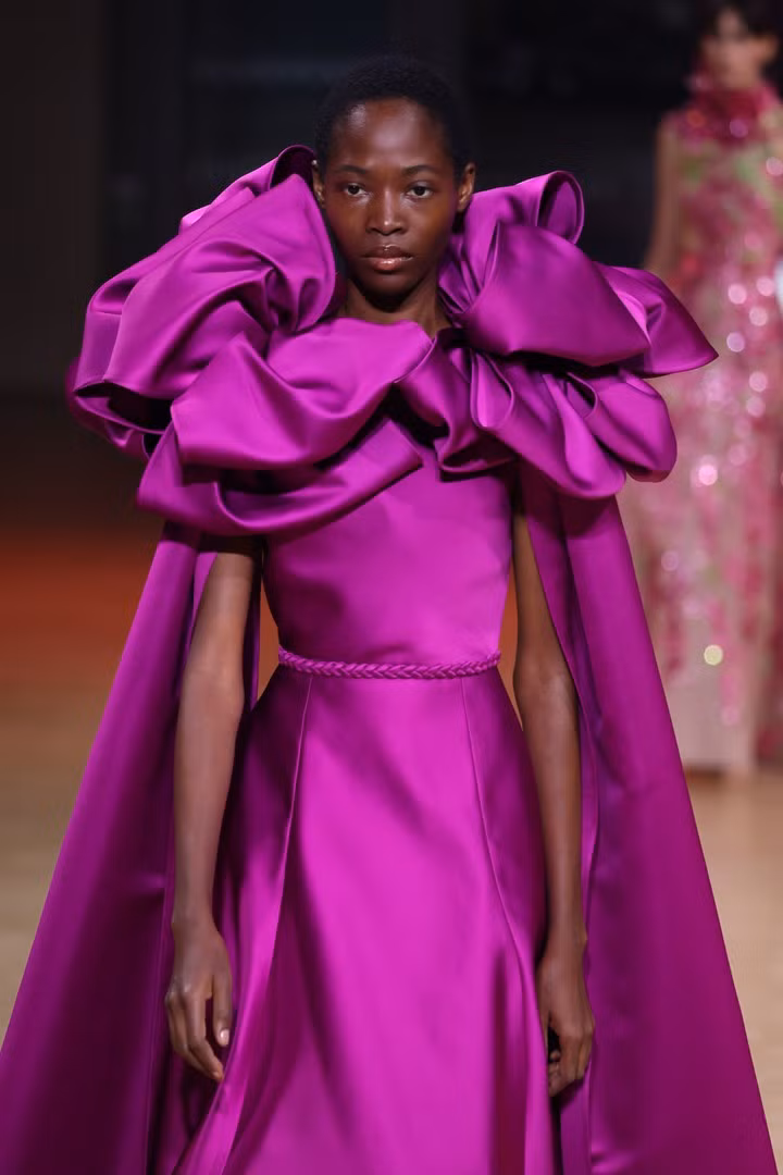 Elie Saab và nhiều nhà mốt cao cấp sử dụng Viva Magenta cho BST năm nay.