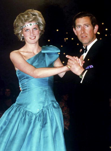 Công nương Diana đã khiến cả thế giới trầm trồ khi dùng nó như một chiếc băng đô trên trán.