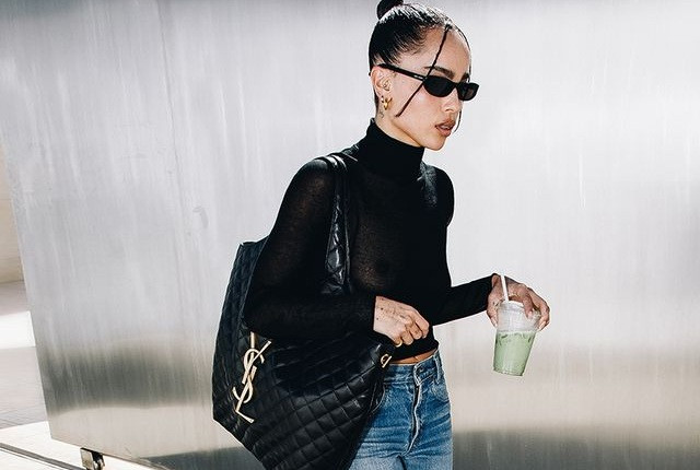 Bạn nên cân nhắc chọn một chiếc túi tote to bản, rộng rãi để chứa "cả thế giới". Bạn nên cân nhắc chọn một chiếc túi tote to bản, rộng rãi để chứa "cả thế giới".