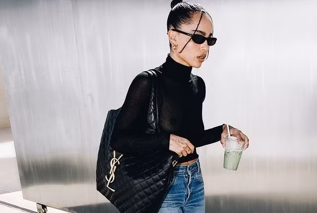Bạn nên cân nhắc chọn một chiếc túi tote to bản, rộng rãi để chứa "cả thế giới". Bạn nên cân nhắc chọn một chiếc túi tote to bản, rộng rãi để chứa "cả thế giới".