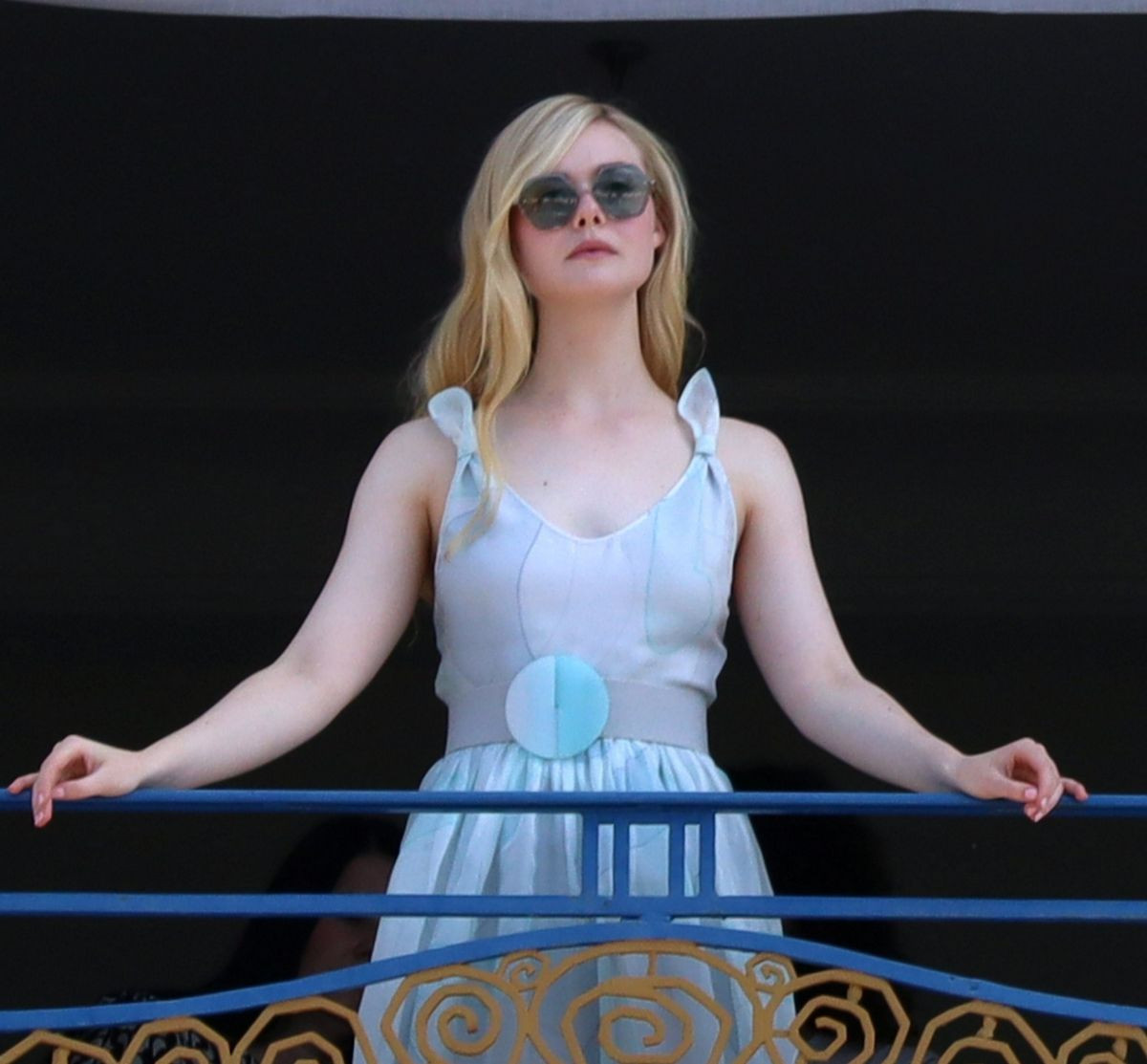 Trong một tạo hình khác cũng tông xanh nhạt, Elle Fanning đẹp thanh tao đến nao lòng. Trong một tạo hình khác cũng tông xanh nhạt, Elle Fanning đẹp thanh tao đến nao lòng.