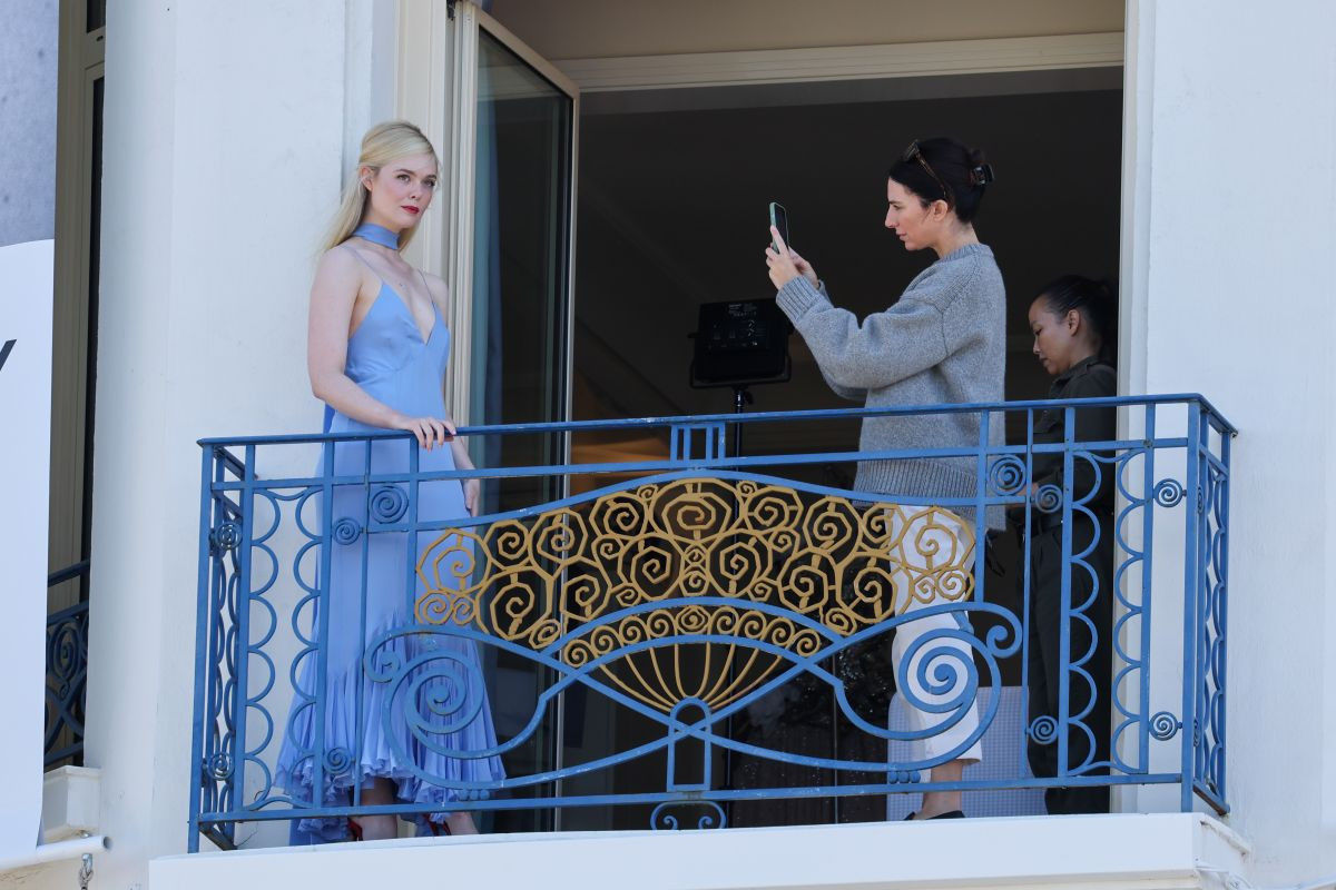 Elle Fanning mặc một chiếc váy hai dây màu xanh nhạt với đường viền xếp ly nơi chân váy. Elle Fanning mặc một chiếc váy hai dây màu xanh nhạt với đường viền xếp ly nơi chân váy.