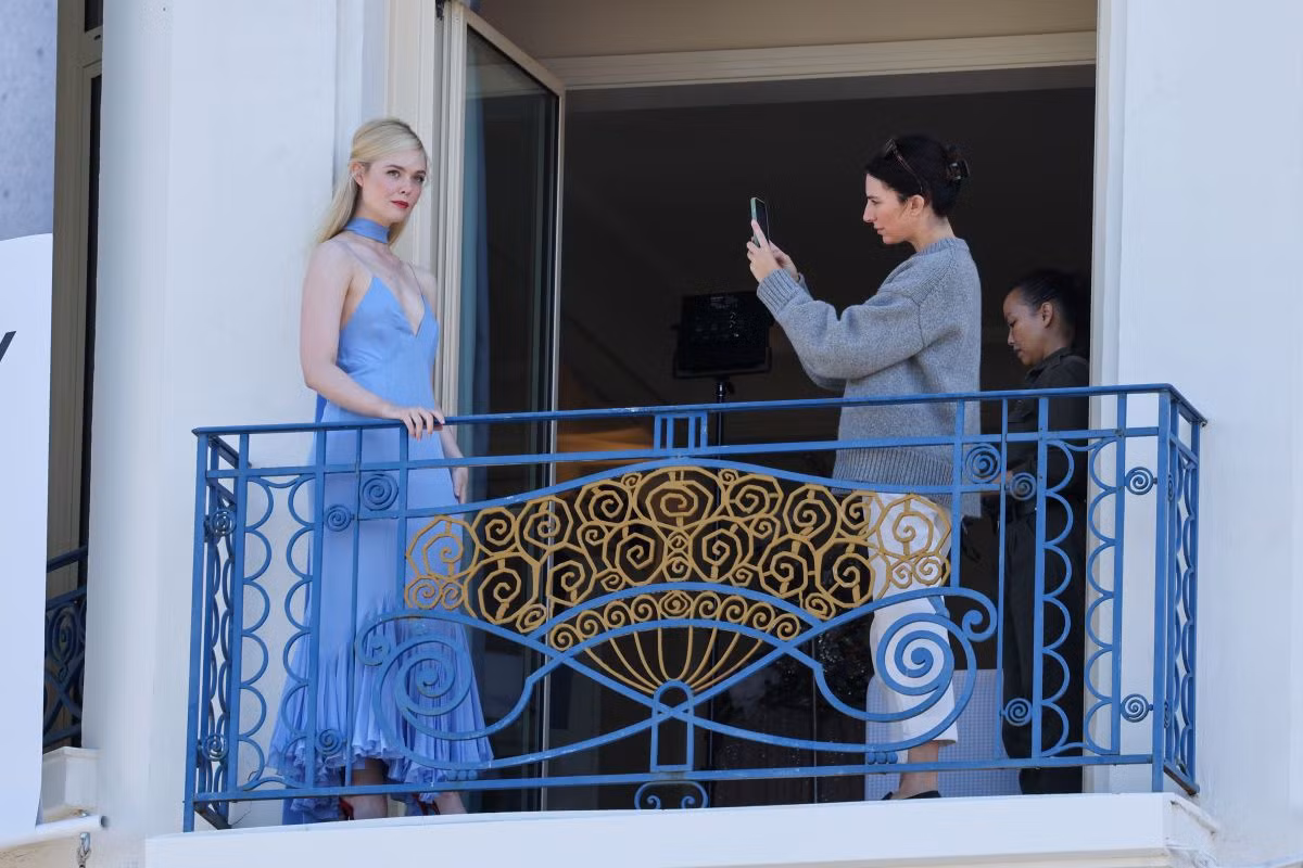 Elle Fanning mặc một chiếc váy hai dây màu xanh nhạt với đường viền xếp ly nơi chân váy. Elle Fanning mặc một chiếc váy hai dây màu xanh nhạt với đường viền xếp ly nơi chân váy.
