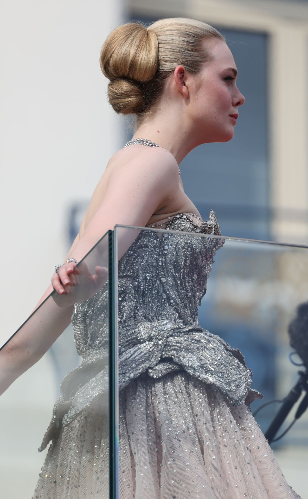 Tạo hình chính thức trong váy Alexander McQueen cũng thật lộng lẫy từ ống kính ban công. Tạo hình chính thức trong váy Alexander McQueen cũng thật lộng lẫy từ ống kính ban công.