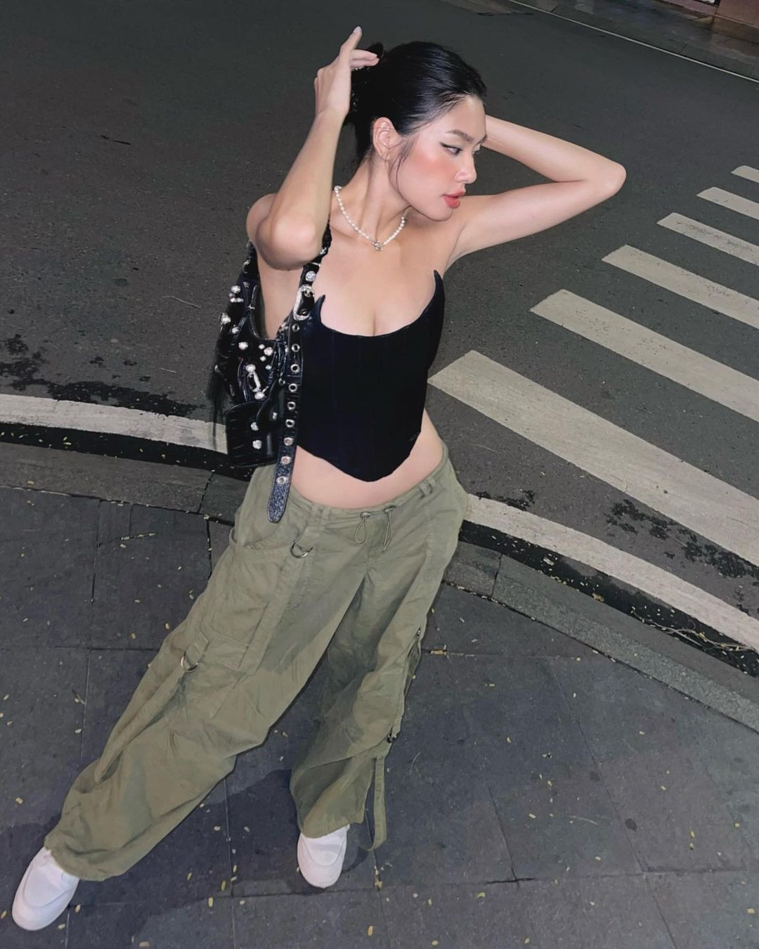 Á hậu Thảo Nhi Lê diện áo ống cúp ngực dáng quần túi hộp ống rộng.