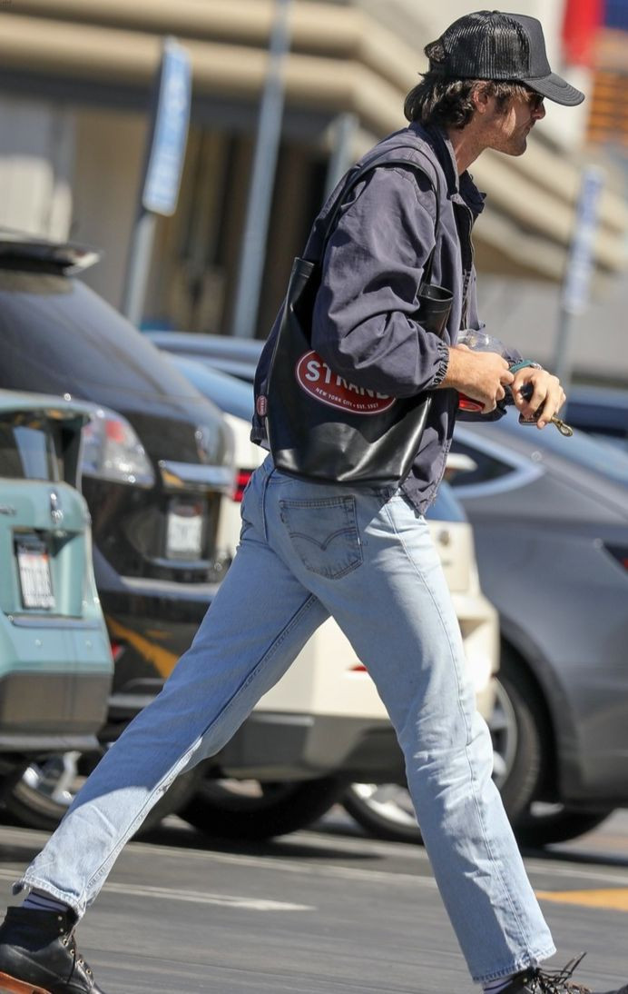 Ngôi sao của loạt phim Euphoria sở hữu một bộ sưu tập túi xách đồ sộ. Ngôi sao của loạt phim Euphoria sở hữu một bộ sưu tập túi xách đồ sộ.